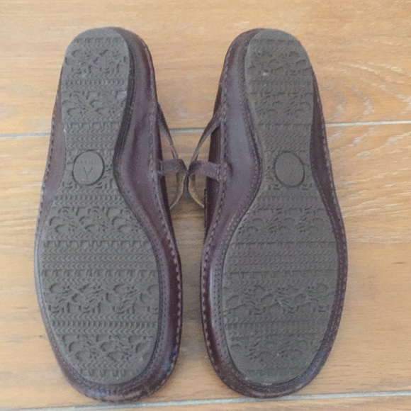 Clarks Brown Leather MaryJane Flats with Scalloped Details - Picture 3 of 6